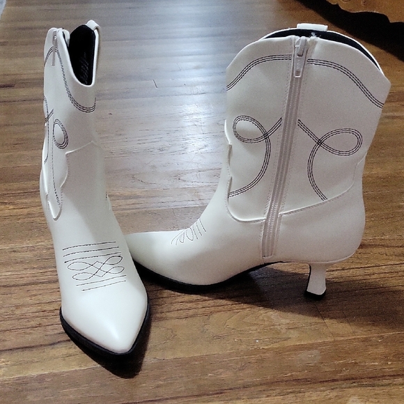 Universal Thread White Heeled Boots - Picture 1 of 9